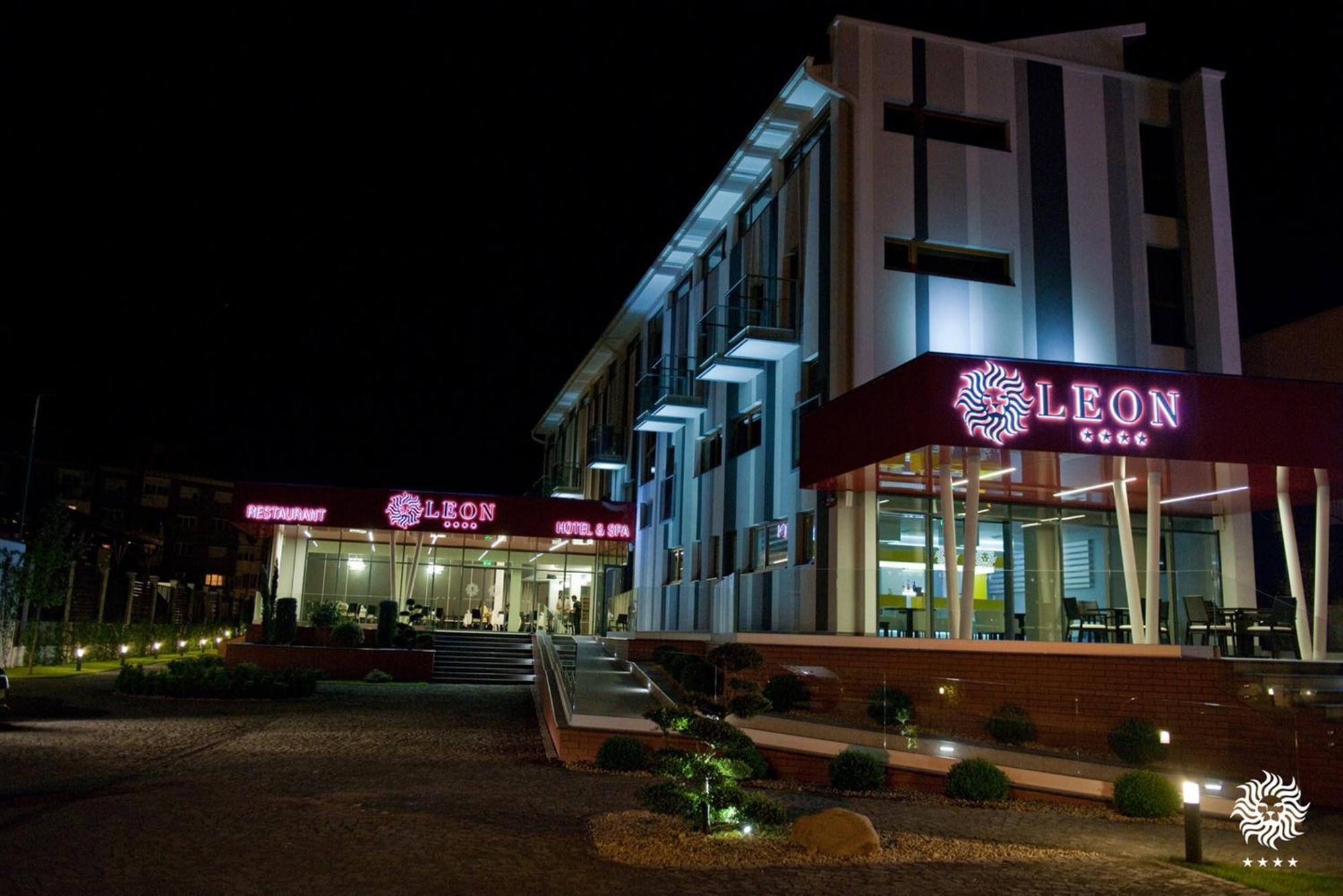 Hotel Leon & Spa Arad Exteriör bild
