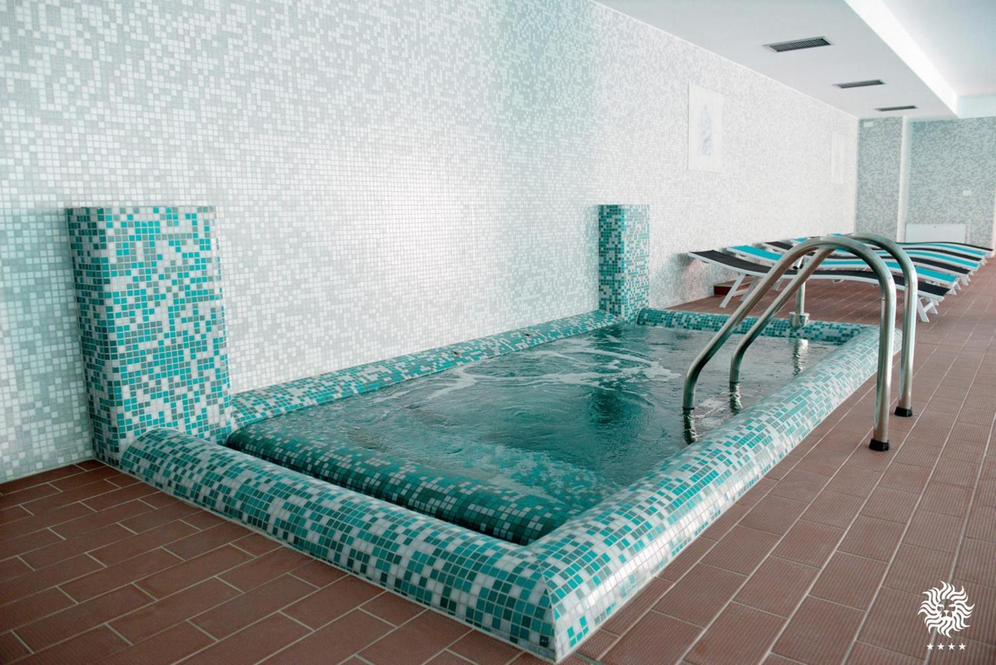 Hotel Leon & Spa Arad Exteriör bild