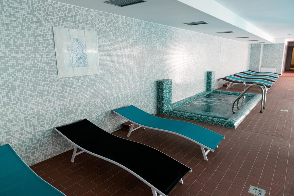 Hotel Leon & Spa Arad Exteriör bild