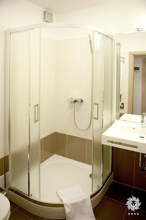 Hotel Leon & Spa Arad Rum bild